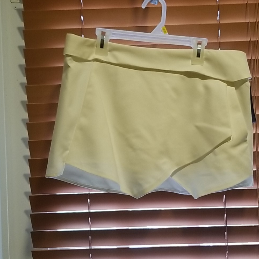 NWT Zara White Skort